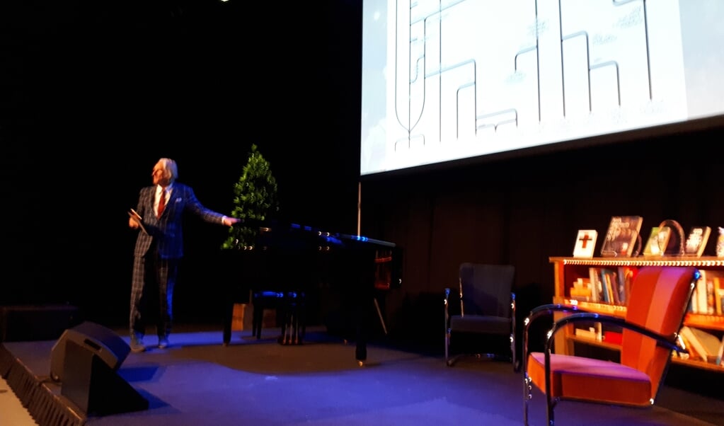<p>Freek de Jonge bespreekt de protestantse kerkgenootschappen tijdens de Nacht van de Theologie 2017.</p> (beeld nd)