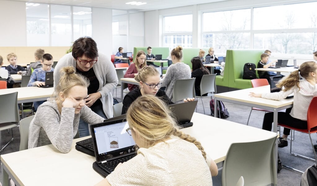 Het organiseren van een gastles op school is tijdrovend. Dat werkt eerder werkdrukverhogend dan verlagend. Als je iemand van buiten de school zelfstandig een lessenserie laat verzorgen, draagt het wél bij tot werkdrukvermindering. ( beeld Dick Vos)
