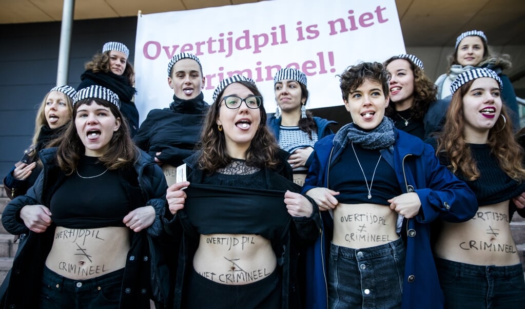 Archieffoto december 2018: Demonstranten van actiegroepen Women on Waves, Ondergrondse en Bureau Clara Wichmann voeren actie bij het gerechtshof tegen het strafbaar stellen van de overtijdpil Mifepriston. (beeld anp / Bart Maat)