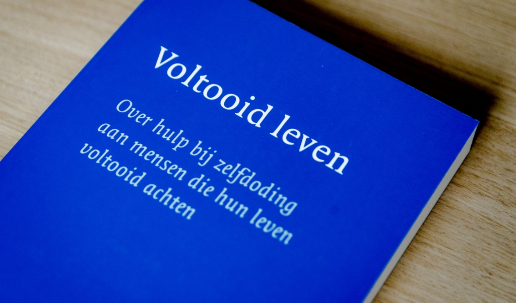 Een boek over Voltooid Leven van De Levenseindekliniek in Den Haag. (beeld anp / Robin van Lonkhuijsen)