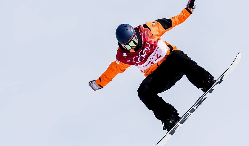 Cheryl Maas tijdens de kwalificaties snowboard big air in het Alpensia Ski Jumping Centre tijdens de Olympische Winterspelen van Pyeongchang. (beeld anp / Koen van Weel)