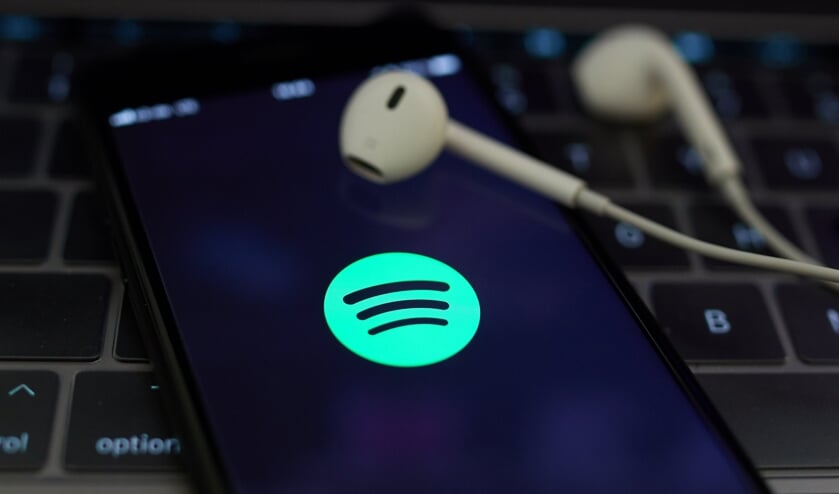 epa06560994 Spotify logo is presented on a smart phone screen in Berlin, Germany, 24 February 2018. According to the media, Spotify co-founder Daniel Ek does not want to lose control of the upcoming IPO of the world's largest music subscription service. Investors who want to invest in the upcoming IPO of Spotify, apparently only get shares that give them less influence than Ek. EPA/HAYOUNG JEON (beeld epa / Hayoung Jeon)