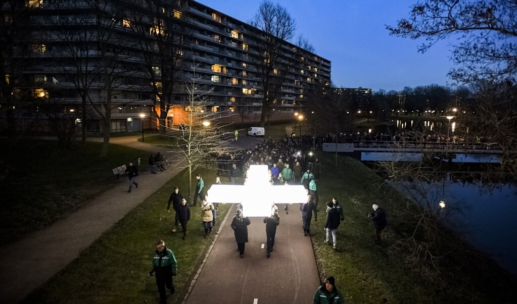 2018-03-29 20:36:55 AMSTERDAM - De processie met het witte kruis door de straten van De Bijlmer in Amsterdam Zuid-Oost tijdens de achtste editie van The Passion van de Evangelische Omroep (EO). Aan de hand van bekende Nederlandstalige popnummers vertelt The Passion het verhaal van het lijden, sterven en de opstanding van Jezus. ANP KIPPA OLAF KRAAK (beeld anp / Olaf Kraak)