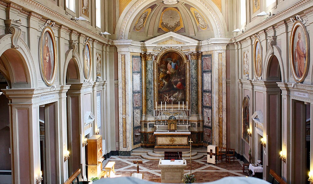 Interieur van de Friezenkerk in Rome, op steenworpafstand van het Sint-Pietersplein (beeld Debora Dijkstra)