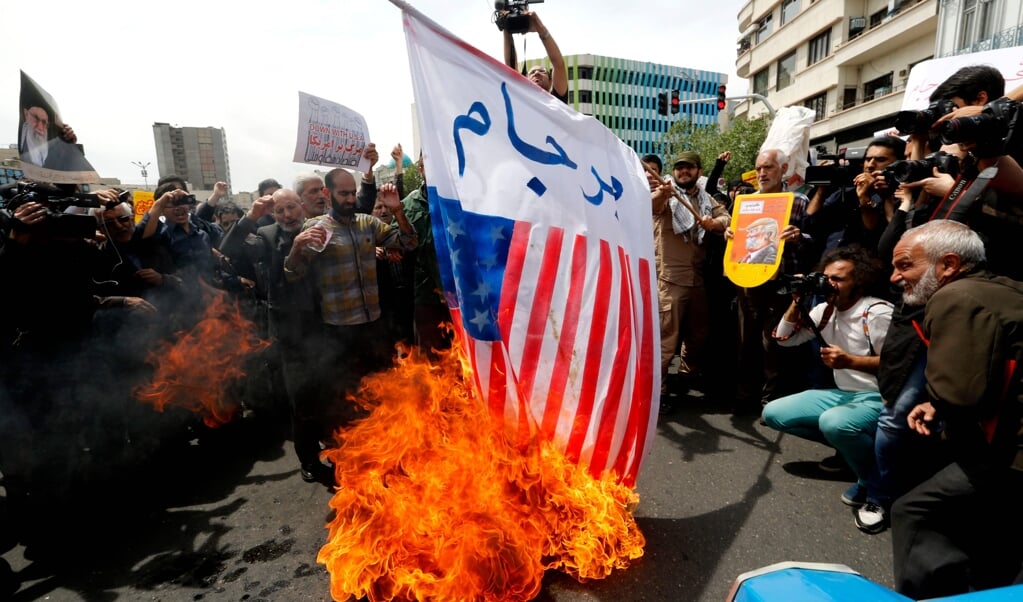 In de steden Teheran en Isfahan, waar studenten leuzen riepen als ‘dood aan de dictators‘, ‘dood aan de leugenaars‘ en ‘geestelijken, rot op!’, lijkt de volkswoede steeds hoger op te lopen. (beeld afp)