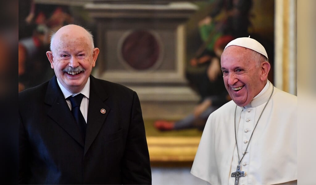 Fra' Giacomo Dalla Torre del Tempio di Sanguinetto tijdens zijn eerste privé-audiëntie met paus Franciscus na zijn verkiezing tot grootmeester in 2018 (beeld AFP / Alberto Pizzoli)