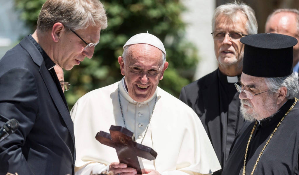 Paus Franciscus tijdens zijn bezoek aan de Wereldraad van Kerken in 2018. Rechts de secretaris-generaal van de Wereldraad, predikant Olav Fykse Tveit, rechts metropoliet Gennadios van Sassima. Op de achtergrond de secretaris-generaal van de Luthserse Wereldfederatie, Martin Junge. (beeld afp / Alexandra Wey)