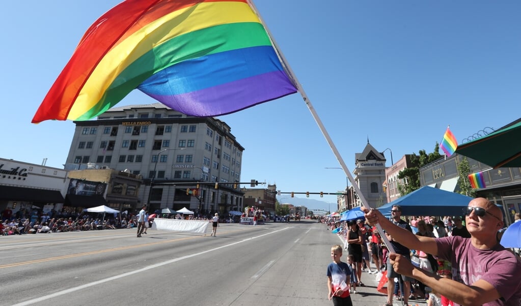 De United Methodist Church, een kerk met gemeenten in meerdere werelddelen, staat op het punt van scheuren. Vooral Amerikaanse gemeenten zijn het oneens met het aangescherpte homobeleid. een demonstrant zwaait met een regenboogvlag in Provo, Utah. (beeld afp / George Frey)