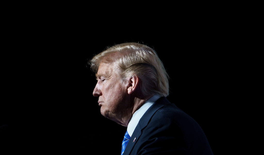 2018-07-24 19:43:29 US President Donald Trump pauses while speaking at the 119th Veterans of Foreign Wars National Convention on July 24, 2018, in Kansas City, Missouri. Brendan Smialowski / AFP ( beeld AFP)