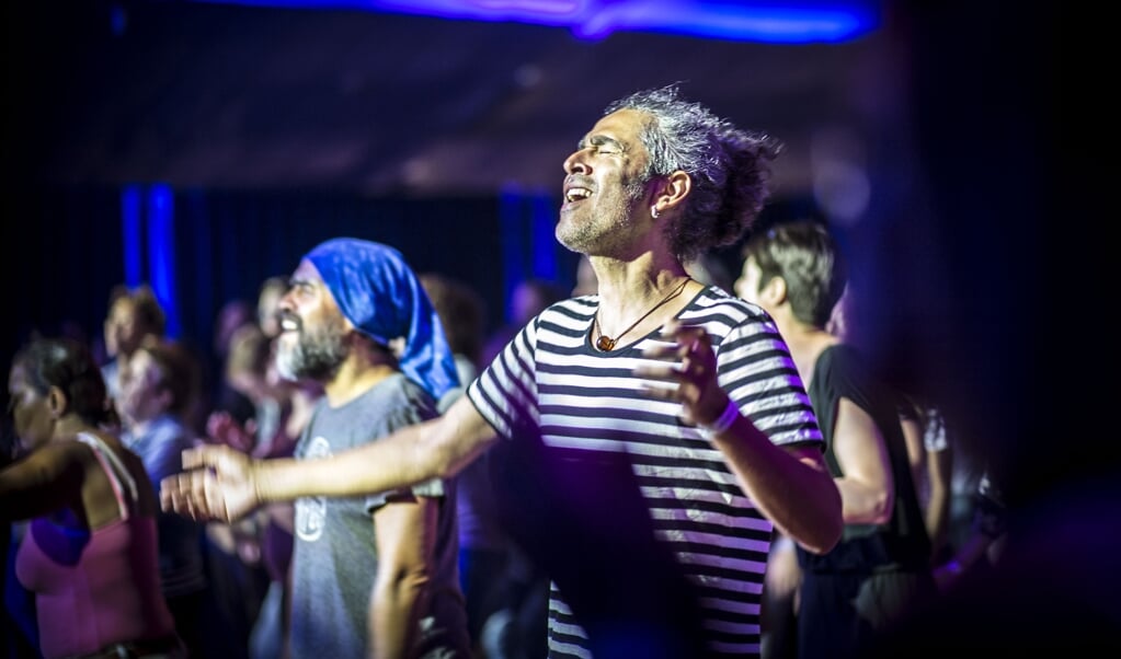 Samen zingen kan het gevoel geven dat de hemel opengaat. Op de foto zangers tijdens het Betteld Open Skies Worship Festival. (beeld Carel Schutte)