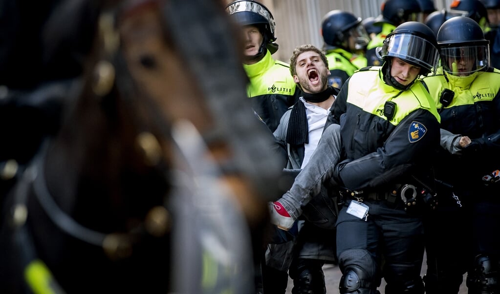 De politie heeft vorig jaar in 1 procent van alle politiemeldingen geweld gebruikt. (beeld anp / Koen van Weel)