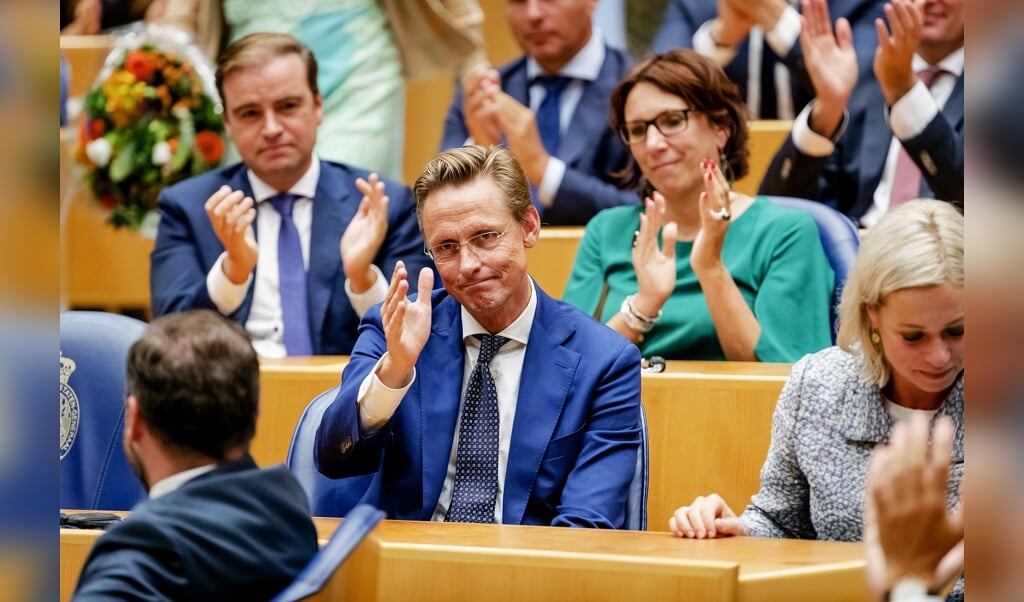 Han ten Broeke: 'Maar de jaren als coalitiepoliticus hebben mij geleerd hoe belangrijk het onzichtbare werk van de waterdragers van de politiek is. Naast hun zichtbare werk vanaf de kansel in de plenaire zaal, dragen zij hun steentje bij aan een beter Nederland.' (beeld anp / Robin van Lonkhuijsen)