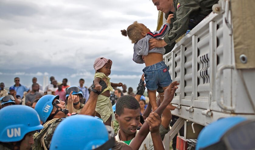 Blauwhelmen van de Verenigde Naties aan het werk op Haïti. (ap / Ariana Cubillos en Bebeto Matthews)
