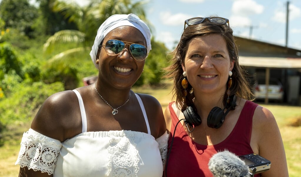 Peggy Bouva en journalist Maartje Duin ontdekten dat het verhaal van een Surinaamse slavenplantage hen verbindt. (beeld Brian van der Leij)