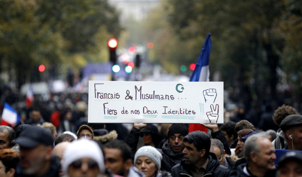 In november demonstreerden Fransen tegen islamofobie. 'Frans en moslim, trots op onze twee identiteiten' zegt het spandoek. (beeld Geoffroy van der Hasselt / afp)