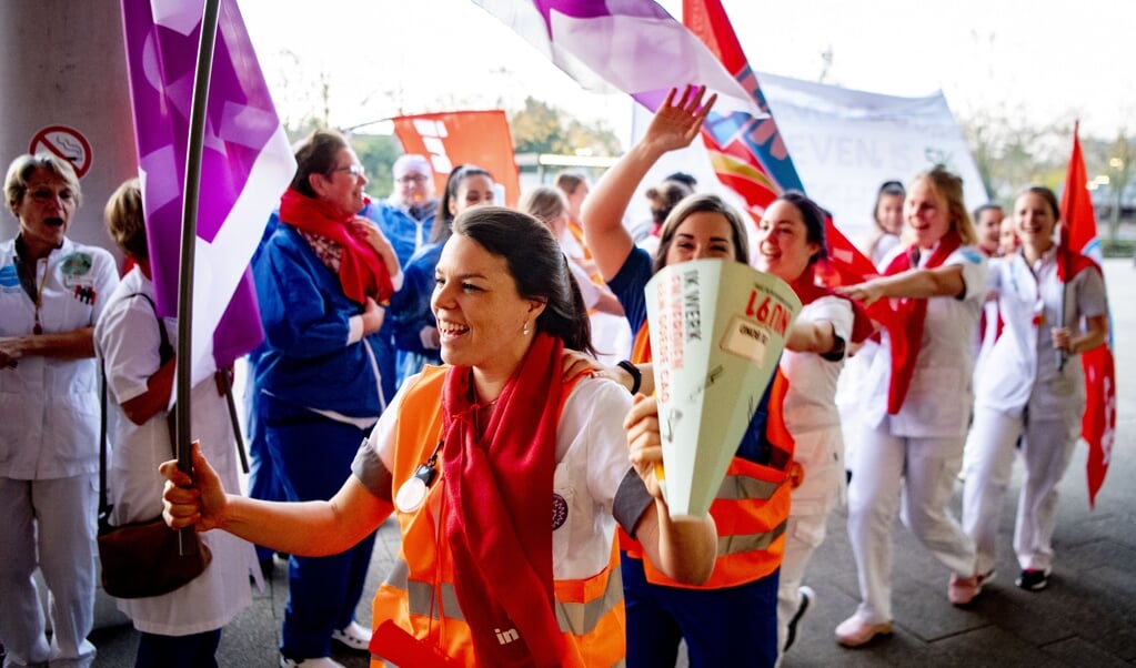 Medewerkers van het Catharina Ziekenhuis Eindhoven voerden vorige maand actie voor een betere cao, net als hun collega's in 119 andere ziekenhuizen. ( beeld anp / Robin Utrecht)