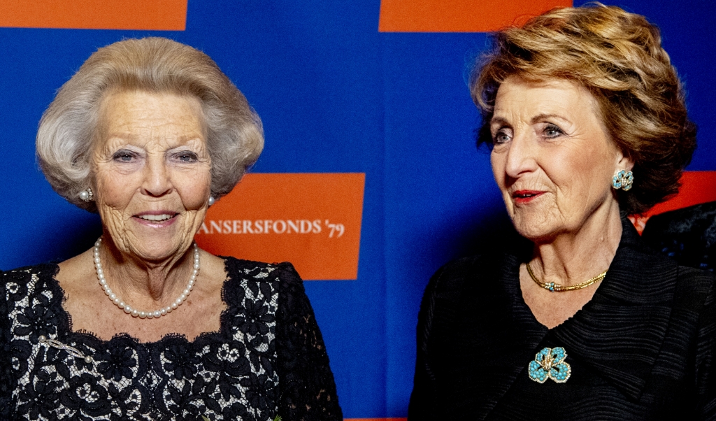 AMSTERDAM - Prinses Beatrix en prinses Margriet poseren tijdens de 22ste editie van het Nederlands Balletgala van Stichting Dansersfonds ‘79. Het in 1979 door Alexandra Radius en Han Ebbelaar opgerichte fonds viert dit jaar zijn veertigjarig jubileum. ANP ROYAL IMAGES ROBIN UTRECHT (beeld anp ROYAL IMAGES ROBIN UTRECHT)