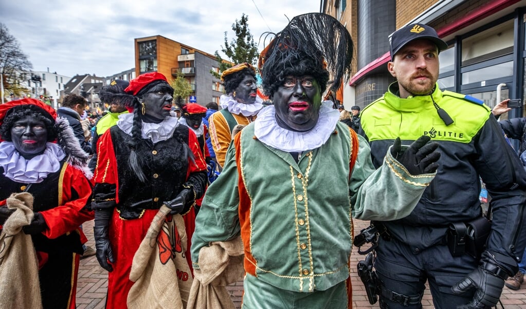 Pegida-voorman Edwin Wagensveld werd tijdens de intocht van Sinterklaas vorig jaar in Apeldoorn aangehouden. (beeld Raymond Rutting)