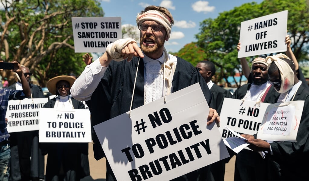 Douglas Coltart tijdens een demonstratie tegen hardhandig optreden van de politie, vorig jaar. Coltart gelooft in politieke verandering als gewone Zimbabwanen zeggen: zo is het genoeg geweest. (beeld afp / Jekesai Njikizana)