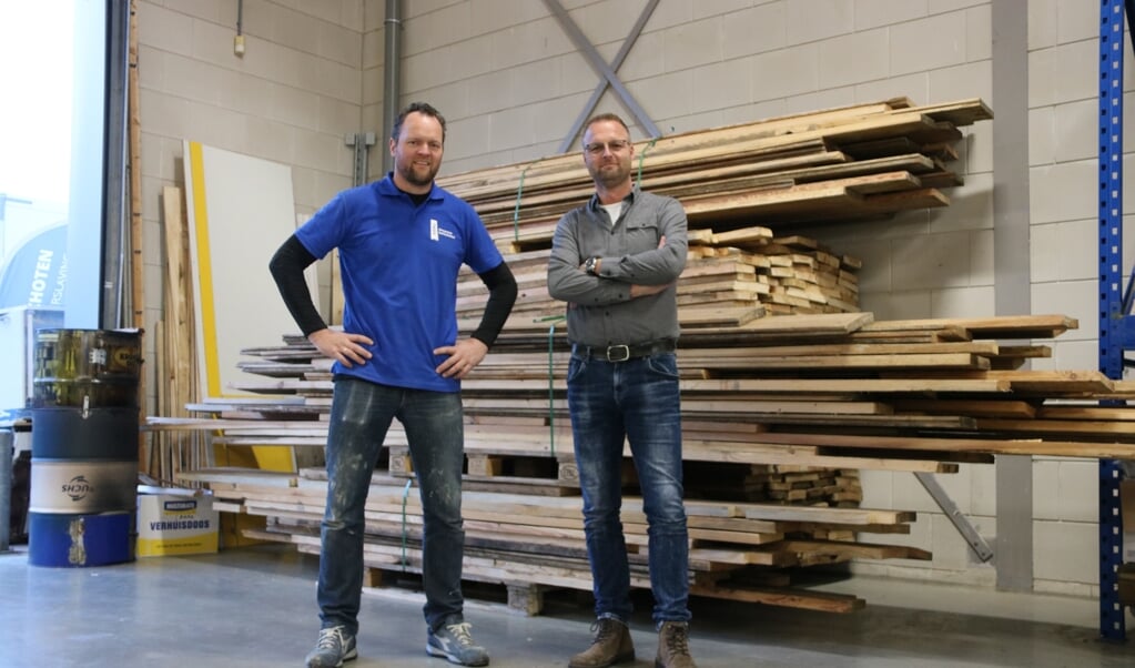Timmerman en begeleider Jan Jaap de Graaf (l.) en initiatiefnemer Fred Nijenhuis. (beeld Sjaak van de Groep)