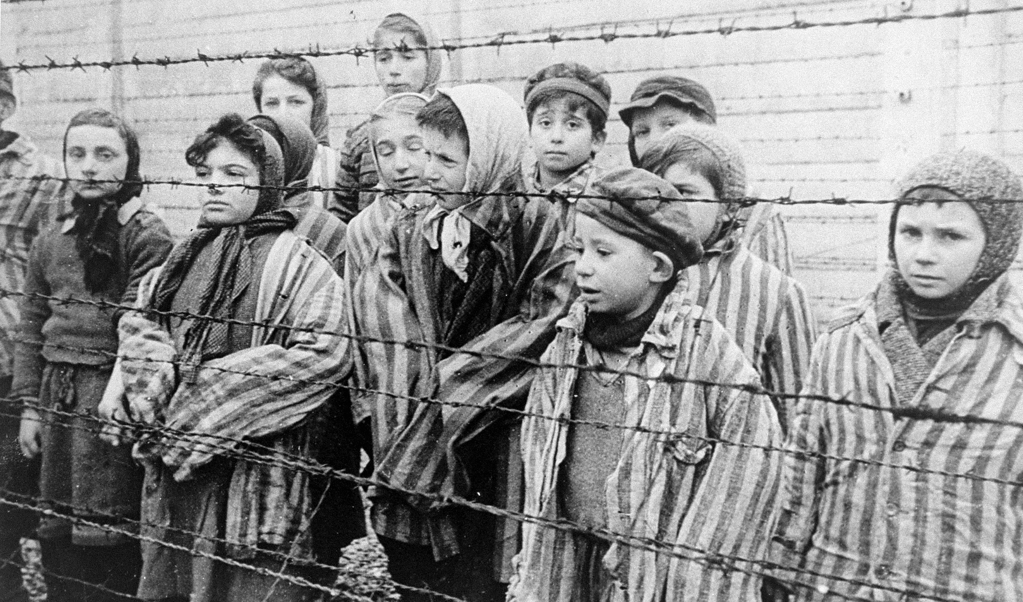 Jeugdige overlevenden van Auschwitz. Foto genomen door sovjet-fotograaf Alexander Voronzov kort na de bevrijding van het kamp. (beeld Belarusian State Archive of Documentary Film and Photography)