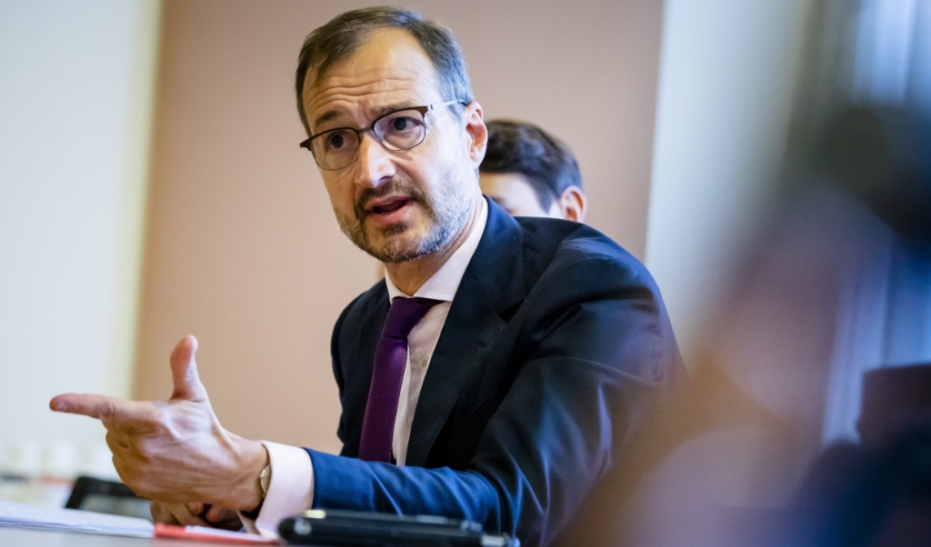 Minister Eric Wiebes van Economische Zaken en Klimaat (VVD) tijdens een persgesprek op het Ministerie van Algemene Zaken. Wiebes reageert op de doorrekening van het Planbureau voor de Leefomgeving op het klimaatbeleid van het kabinet. (beeld anp / Bart Maat)