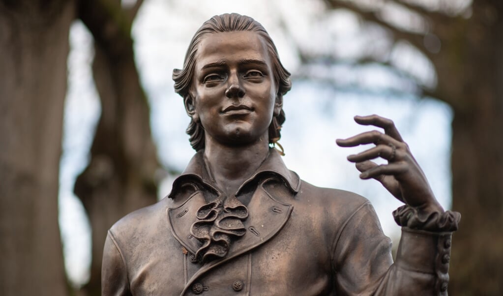 Een standbeeld van de dichter Friedrich Hölderlin in het Duitse Baden-Württemberg. (beeld anp / Marijan Murat)