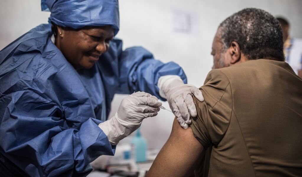 Artsen in Congo dienen elkaar het ebolavaccin Ervebo toe, dat nu door vier Afrikaanse landen is goedgekeurd. (beeld afp / Pamela Tulizo)