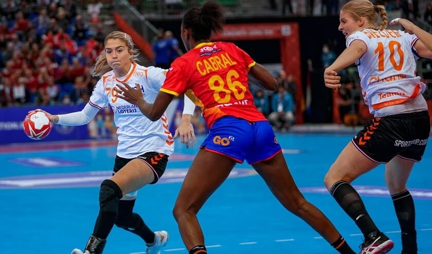 2019-12-15 20:33:55 KUMAMOTO - De Nederlandse handbalster Estavana Polman in duel met Alexandrina Cabral Barbosa van Spanje, tijdens de finale wedstrijd tegen Spanje op het WK handbal in Japan. ANP RONALD HOOGENDOORN ( beeld anp)