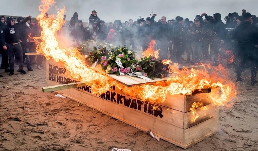 2019-12-15 14:28:57 DEN HAAG - Inwoners van Duindorp en Scheveningen nemen met een crematie symbolisch afscheid van het vreugdevuur. Het traditionele vreugdevuur is dit jaar verboden door de gemeenteraad van Den Haag. ANP KOEN VAN WEEL ( beeld anp)