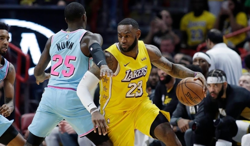 2019-12-14 20:21:21 epa08070052 Los Angeles Lakers forward LeBron James (R) drives the ball past Miami Heat guard Kendrick Nunn (L) during the NBA basketball game between the Los Angeles Lakers and the Miami Heat at the AmericanAirlines Arena Miami, Flori ( beeld anp)