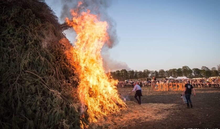 2019-04-21 21:12:59 DIJKERHOEK - Een traditioneel paasvuur op eerste paasdag. Sommige paasvuren werden afgelast vanwege de droogte en met het uit de hand gelopen vreugdevuur van Scheveningen met oudjaar nog in het achterhoofd. Vanwege de droogte mogen de ( beeld anp)