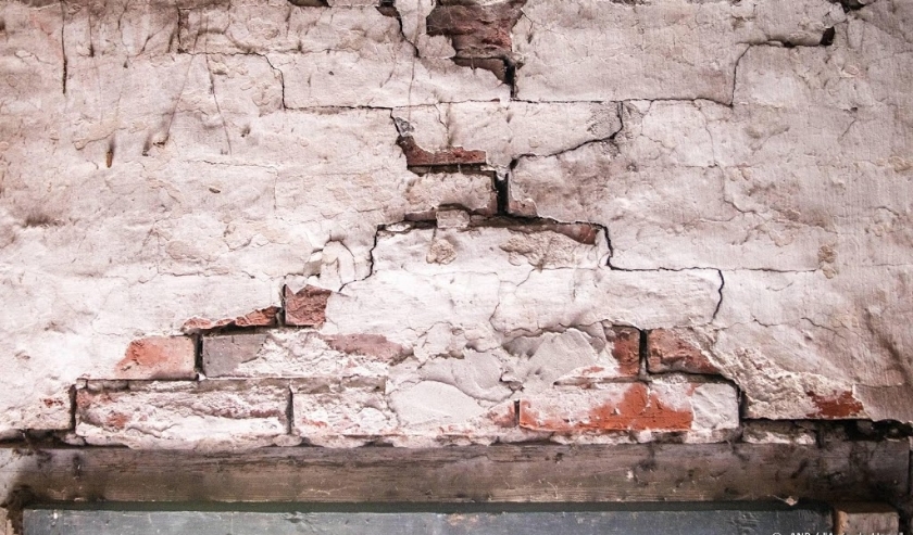 2019-06-09 11:13:16 WIRDUM - Schade aan een boerderij in het Groningse Wirdum. Het epicentrum van de aardbeving met een kracht van 2,5 lag in Garrelsweer, maar de beving werd ook in Wirdum gevoeld. ANP ANJO DE HAAN ( beeld anp)