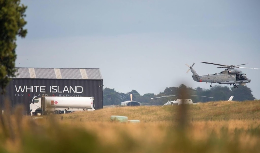 2019-12-13 05:41:25 epa08066523 A military helicopter departs Whakatane airport during a recovery operation to retrieve the remaining bodies on White Island following its eruption in Whakatane, New Zealand, 13 December 2019. EPA/DAVID ROWLAND AUSTRALIA A ( beeld anp)