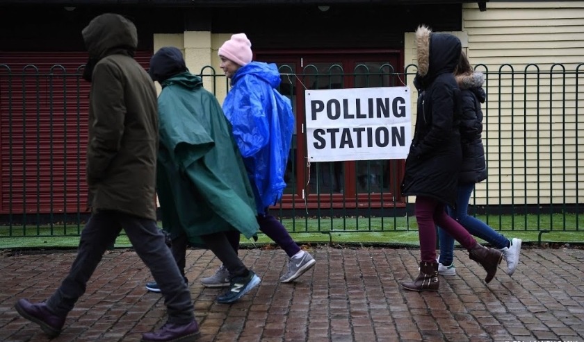 2019-12-12 09:10:31 epa08065182 Pedestrians pass a polling station in south London, Britain, 12 December 2019. Britons go to the polls on 12 December 2019 in a general election to vote for a new parliament. EPA/ANDY RAIN ( beeld anp)