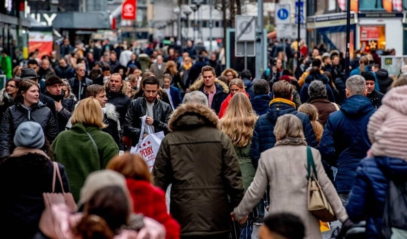 2018-12-23 14:20:59 ROTTERDAM - Winkelend publiek in het Rotterdamse centrum. In het laatste weekend voor kerst wordt er volop gewinkeld om alle cadeau's, drank en etenswaren voor de feestdagen in huis te halen. ANP ROBIN UTRECHT ( beeld anp)