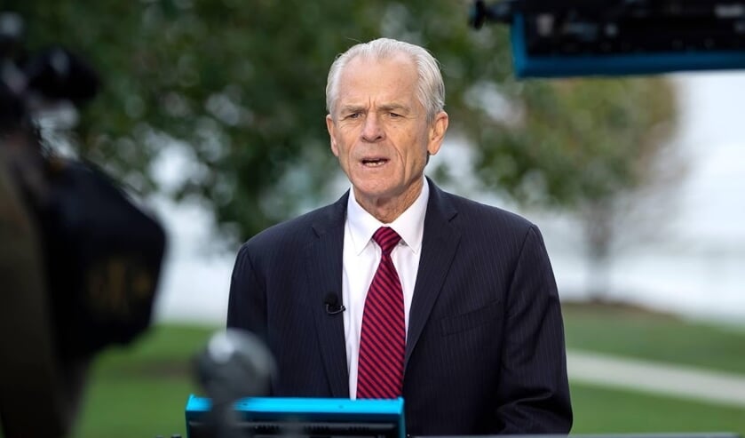 2019-10-08 14:04:32 epa07906186 Peter Navarro, Assistant to the President, and Director of Trade and Manufacturing Policy, participates in a television interview outside the White House in Washington, DC, USA, 08 October 2019. Trade negotiations between t ( beeld anp)