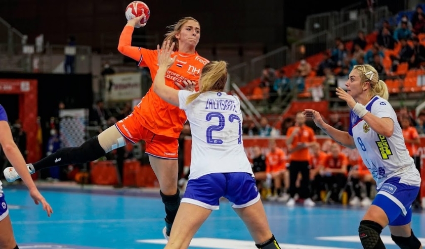 2019-12-13 17:48:16 KUMAMOTO - De Nederlandse handbalster Estavana Polman en Iana Zhilinskaite van Rusland in actie tijdens de halve finale wedstrijd tegen Rusland op het WK handbal. ANP RONALD HOOGENDOORN ( beeld anp)