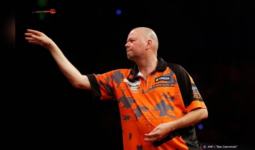 2019-03-28 23:37:31 ROTTERDAM - Raymond van Barneveld na zijn partij tegen Michael van Gerwen tijdens de Premier League Darts in Ahoy. ANP BAS CZERWINSKI | Raymond van Barneveld after his match against Michael van Gerwen at the Premier League Darts in Aho ( beeld anp)