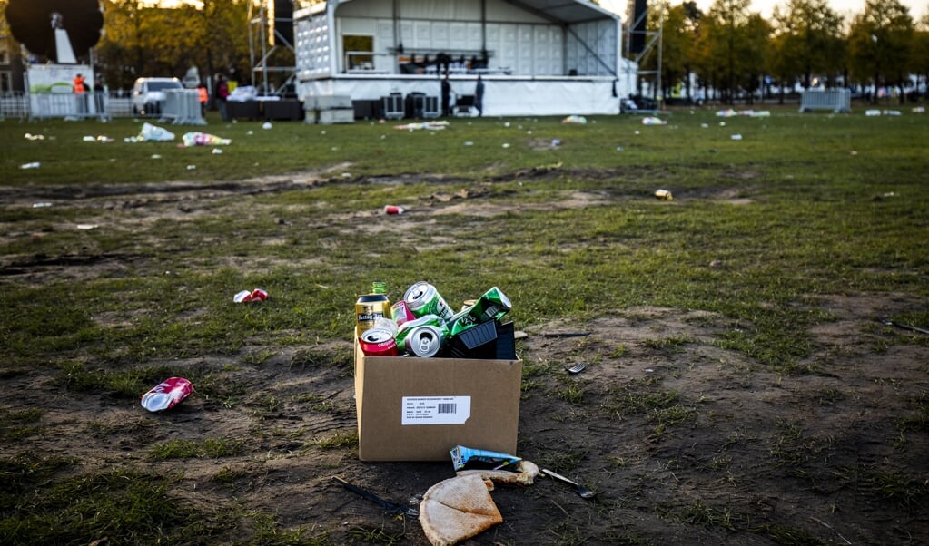 Het Malieveld na afloop van het bouwersprotest Grond in Verzet. Bouwers en transporteurs demonstreerden op 30 oktober met shovels en hijskranen tegen het stikstofbeleid. (beeld anp / Sem van der Wal)
