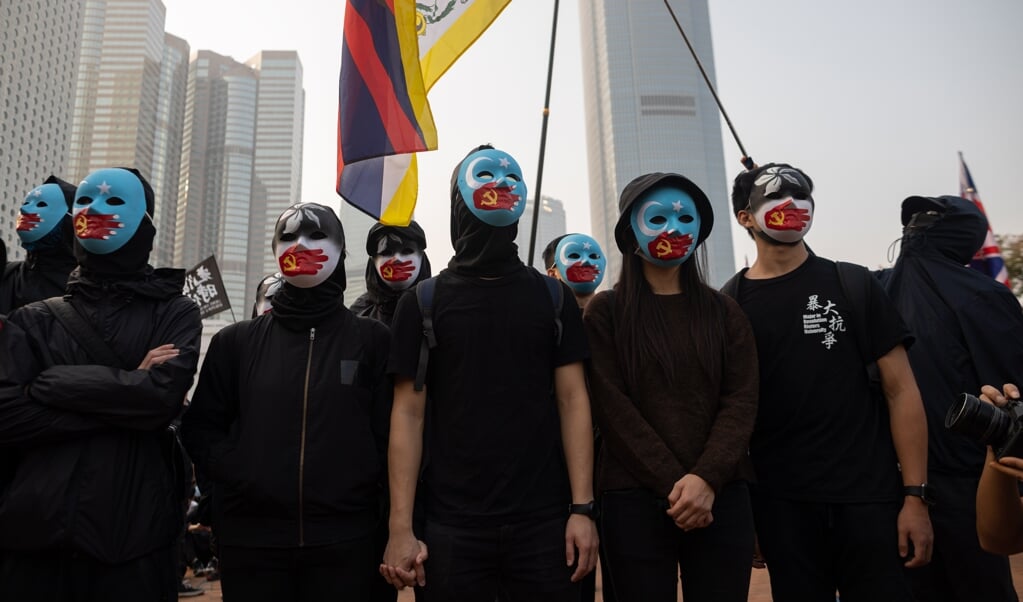 Demonstranten in Hongkong maken in december 2019 hun ongenoegen kenbaar over het feit dat de Oeigoeren worden onderdrukt door China. (beeld Epa/jerome Favre)