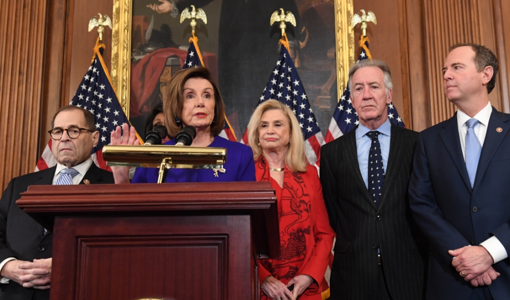 2019-12-10 15:43:10 Speaker of the House Nancy Pelosi (C), flanked by House Permanent Select Committee on Intelligence Chairman Adam Schiff (R)(D-CA), House Judiciary Chairman Jerry Nadler (L) (D-NY), House Foreign Affairs Committee Chairman Eliot Engel (2ndR) (D-NY), House Financial Services Commit (beeld AFP)
