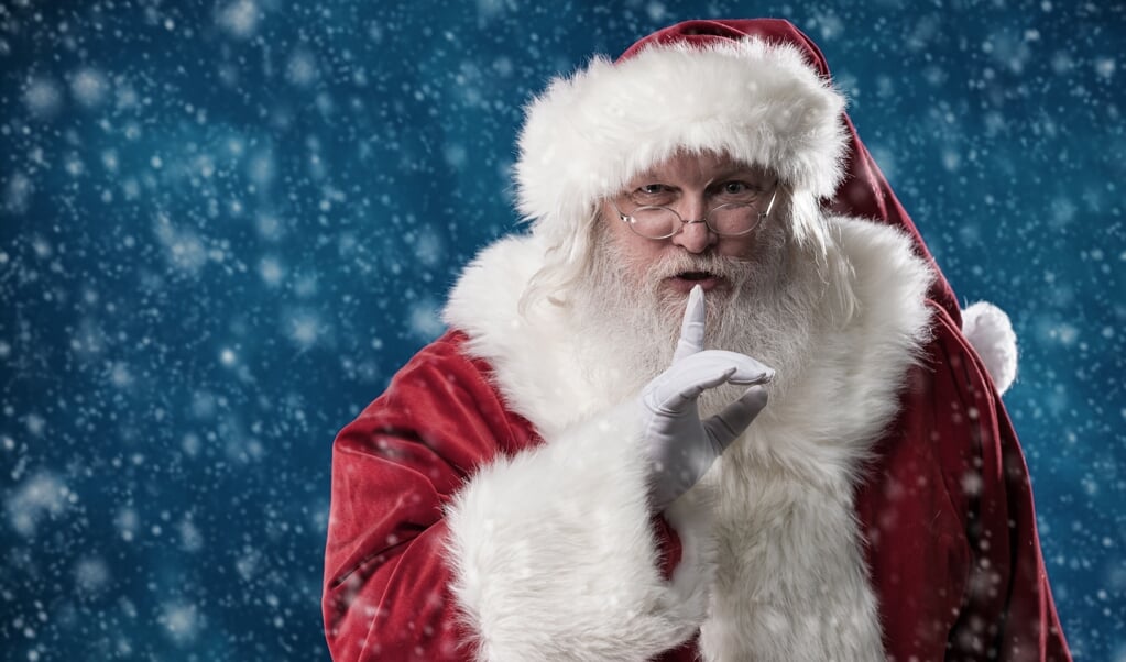 Sshhhh. Santa stands outside in the falling snow with his finger to his lips, telling you to be quiet and keep his secret. ( beeld Jacom Stephens)