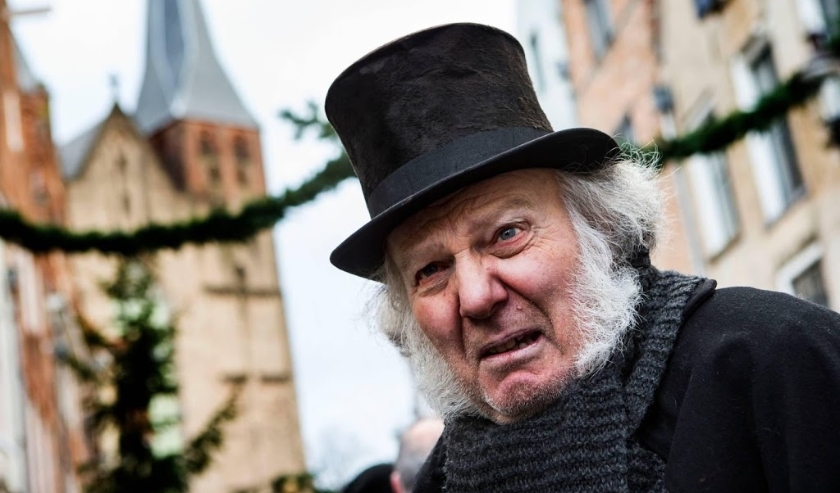 2012-12-15 12:34:26 DEVENTER - Een figurant in Dickens-stijl, in de binnenstad van Deventer waar het Dickens Festijn plaatsvindt. Tijdens het tweedaags straattheaterevenement komen ruim 900 personages uit de boeken van de Engelse schrijver Charles Dickens ( beeld anp)