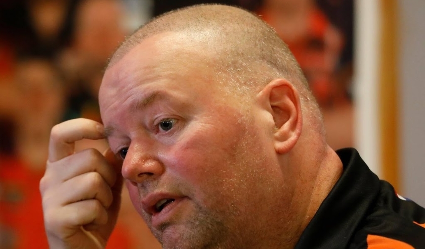 2019-03-29 00:14:42 ROTTERDAM - Raymond van Barneveld na zijn partij tegen Michael van Gerwen tijdens de Premier League Darts in Ahoy. ANP BAS CZERWINSKI | Raymond van Barneveld after his match against Michael van Gerwen at the Premier League Darts in Aho ( beeld anp)