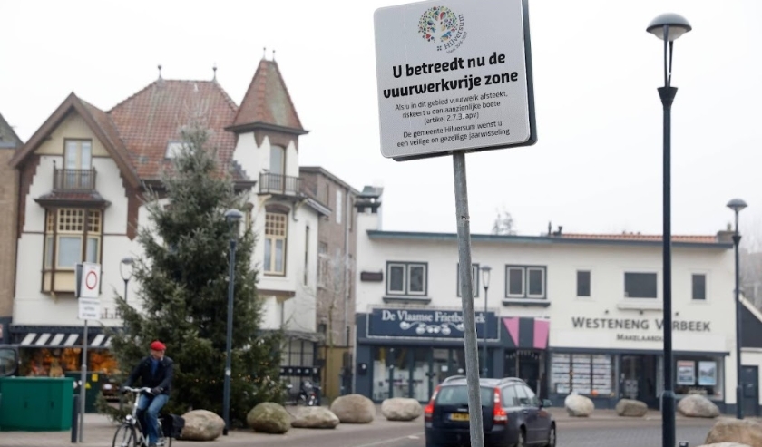 2016-12-30 12:05:00 HILVERSUM - Borden voor de vuurwerkvrije zone. De gemeente Hilversum mag komende oud en nieuw een vuurwerkvrije zone instellen in het centrum. ANP BAS CZERWINSKI ( beeld anp)