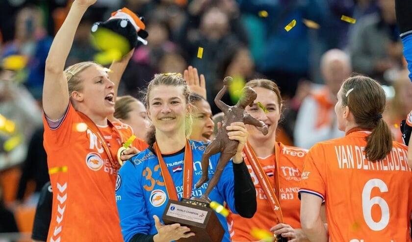 2019-12-15 22:35:22 epa08073399 Tess Wester of the Netherlands (2-L) celebrate with trophy after winning the IHF Women's World Championship final match between Spain and the Netherlands in Kumamoto, Japan, 15 December 2019. EPA/HIROSHI YAMAMURA ( beeld anp)