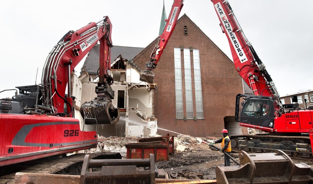 De gereformeerde Pniëlkerk aan de Tesselsestraat in Duindorp wordt gesloopt. Het sloopbedrijf begon maandag met de kosterswoning. (Dirk Hol)