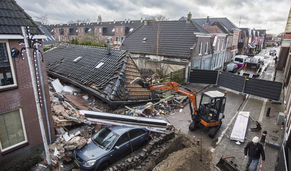 De ravage op de plek waar grillroom Ali Baba is ingestort na een explosie is bij daglicht goed te zien. (anp / Vincent Jannink)