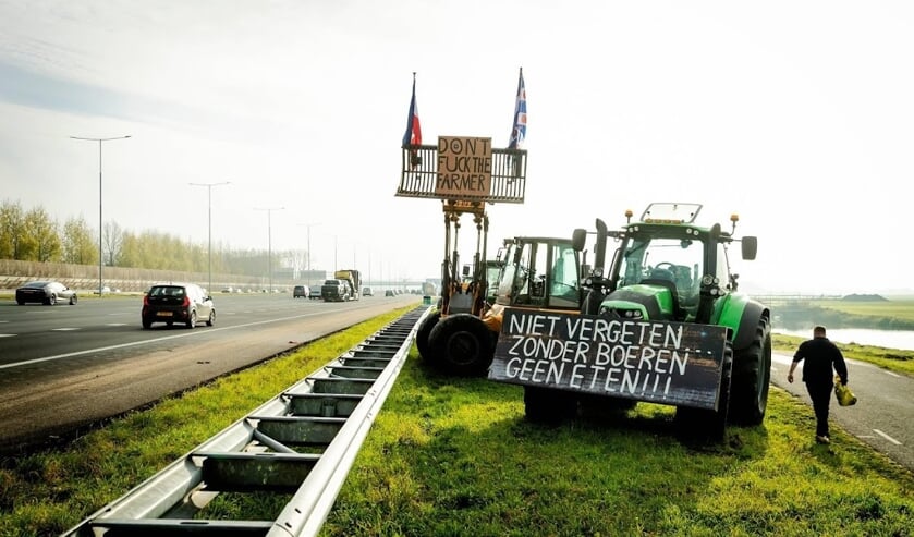 2019-11-25 12:37:50 ABCOUDE - Boeren voeren actie langs de oprit van snelweg A2. Aanleiding van het snelwegprotest is een gesprek tussen 13 boerenorganisaties, verenigd in het Landbouw Collectief en minister Carola Schouten van Landbouw over een alternati ( beeld anp)